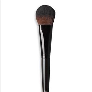 Laura Mercier Cheek Color Brush / NEW IN BOX!